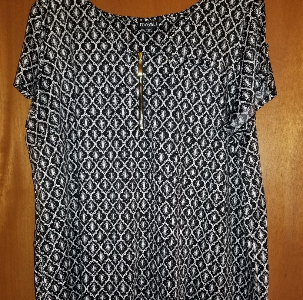 Roz & Ali short-sleeved top with gold details
